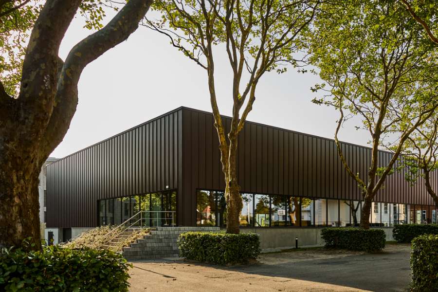 Ny hal i ”skoven” pakkes ind i agern-brune stålprofiler, Risskov Efterskole, Tretommervej 31A, 8240 Risskov